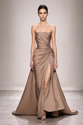 Champagner Trägerloses Langes Gerafftes Abendkleid aus Satin mit Schlitz